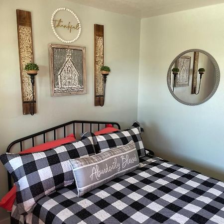 Отель Millz Manor Fall River Mills Экстерьер фото